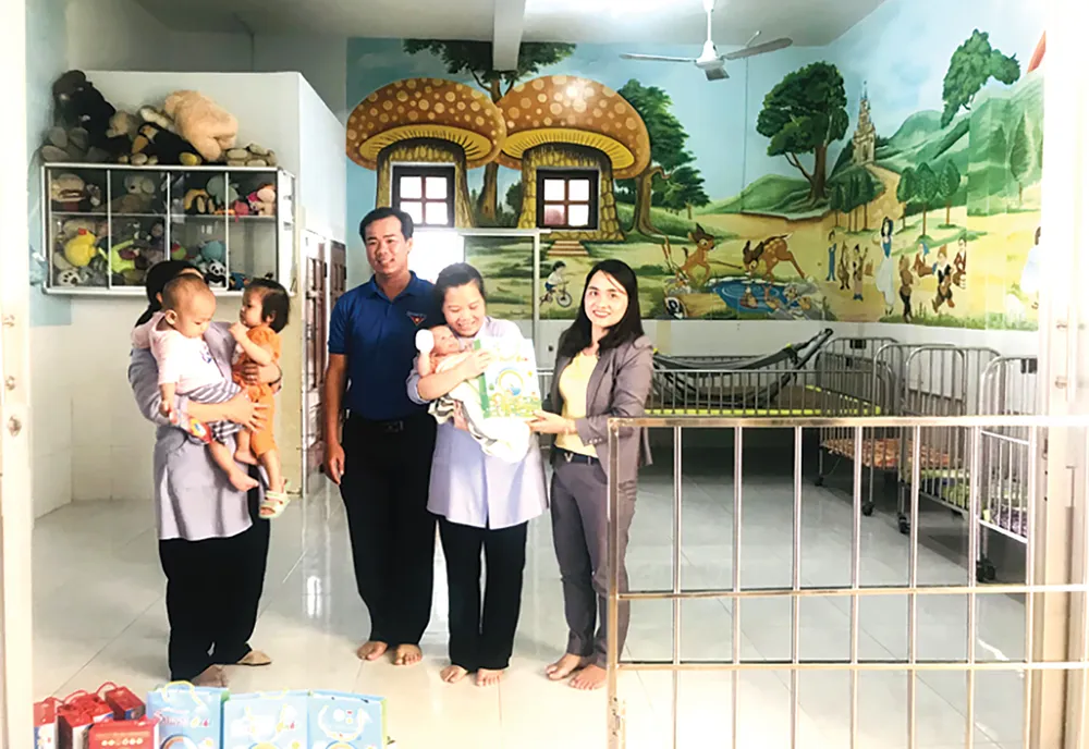 Công ty TNHH Nhà nước MTV Yến Sào Khánh Hòa thăm và trao quà cho các em có hoàn cảnh khó khăn ảnh 1