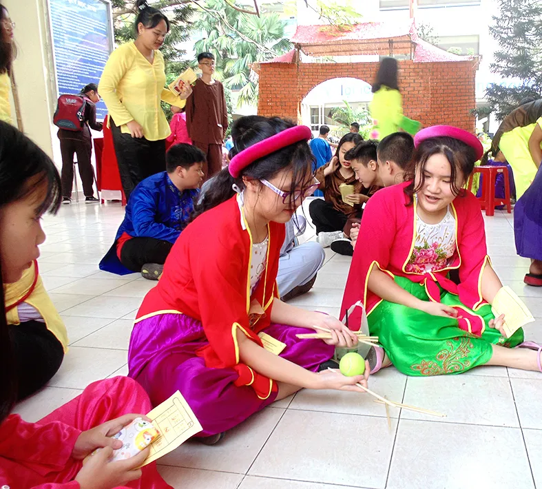 Hào hứng học văn qua lễ hội trò chơi dân gian ảnh 1