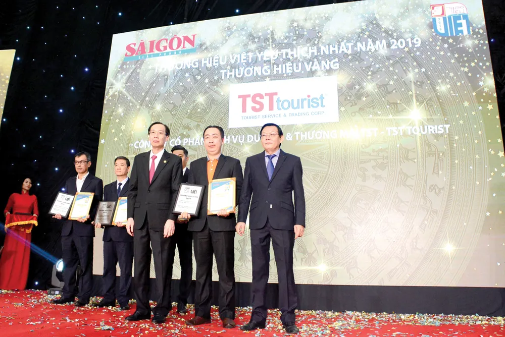 TST Tourist 12 năm liên tiếp đạt giải thưởng “Thương hiệu vàng” ảnh 1