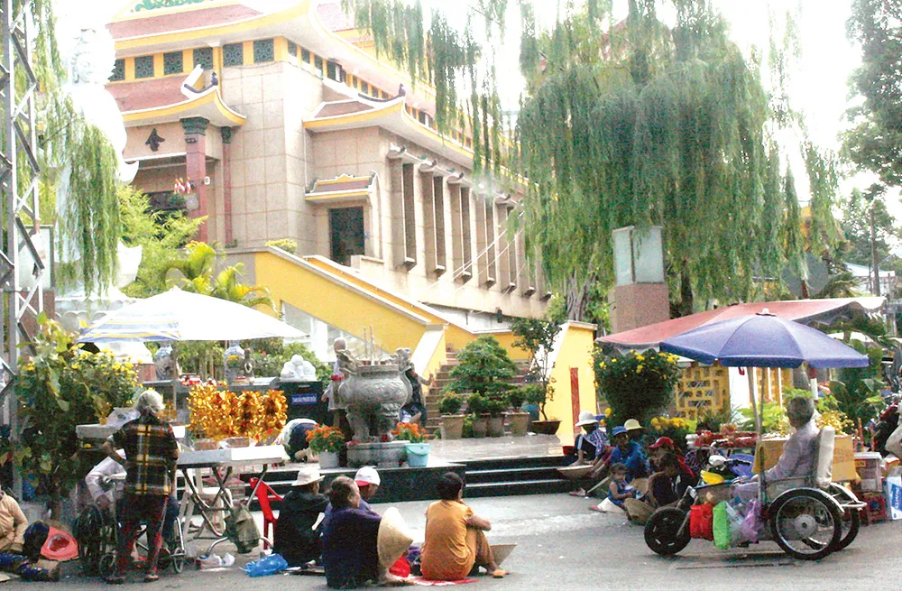 Hình ảnh bát nháo tại đền, chùa ngày đầu năm ảnh 1