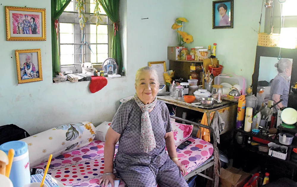 Cảnh đời sau ánh hào quang ảnh 1