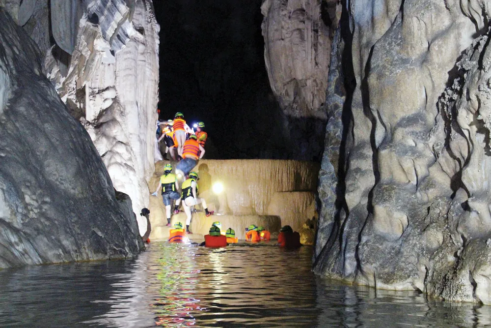 Du ngoạn trong viên kim cương xanh ảnh 8