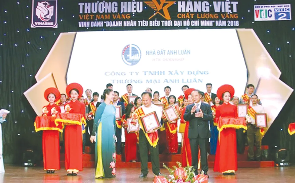 Doanh nhân thành đạt đi lên từ hai bàn tay trắng ảnh 1