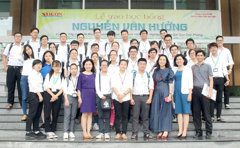 Giáo dục truyền thống cho các thầy thuốc tương lai ảnh 1