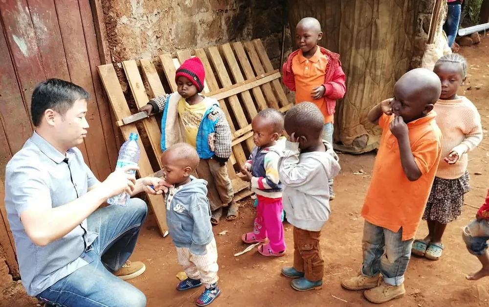 Tận tâm giúp trẻ em nghèo ở Kenya ảnh 1