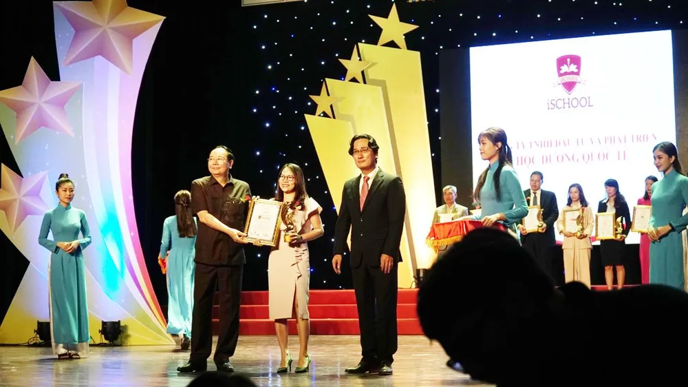 iSchool đạt giải thưởng "Top 10 thương hiệu mạnh ASEAN 2019" ảnh 1