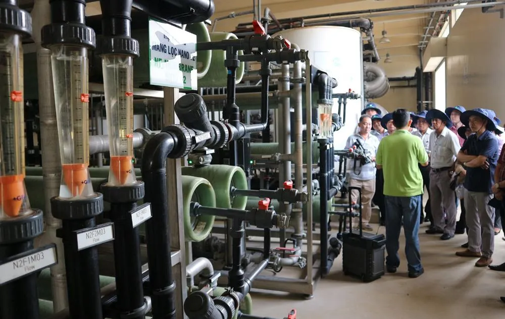 Cán bộ, công chức phụ trách lĩnh vực môi trường 15 phường ở quận 4, TPHCM tìm hiểu về công nghệ và quy trình vận hành xử lý nước rỉ rác tại Công ty VWS