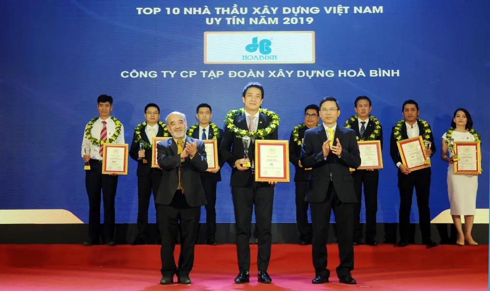 Công ty CP Tập đoàn Xây dựng Hòa Bình 3 năm liên tiếp đạt Top 10 Nhà thầu Xây dựng uy tín