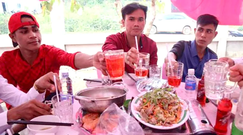 Dù đám cưới không bia, rượu nhưng đám cưới của Tuấn Anh và Mỹ Loan (ngụ tỉnh Bình Phước) vẫn vẹn niềm vui  (Ảnh cắt từ clip)