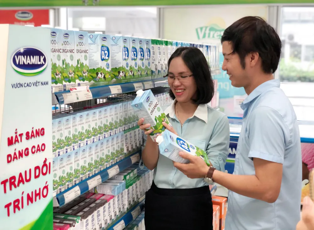 Nguồn gốc và giá cả là một trong những yếu tố ảnh hưởng đến quyết định của người tiêu dùng khi chọn mua sữa tươi