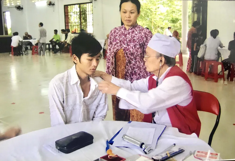 Bác Bảy Bình trong một chuyến khám bệnh,  phát thuốc ở vùng sâu vùng xa.