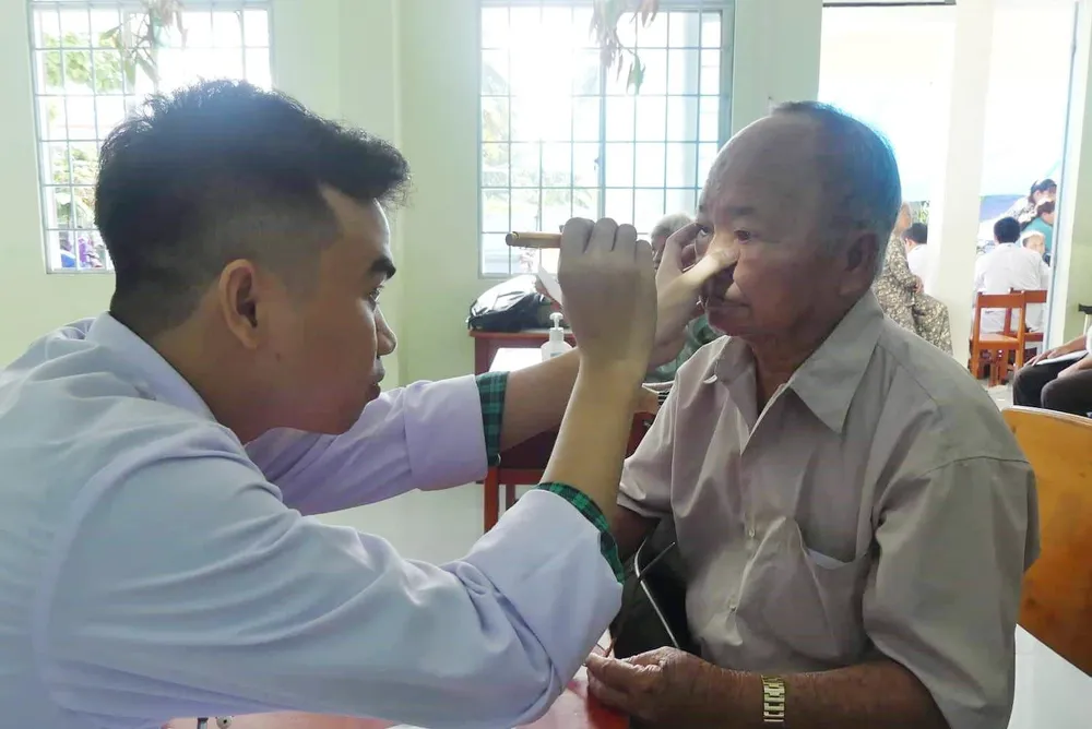 Khám bệnh từ thiện, tặng quà 500 người nghèo tại tỉnh Vĩnh Long ảnh 3