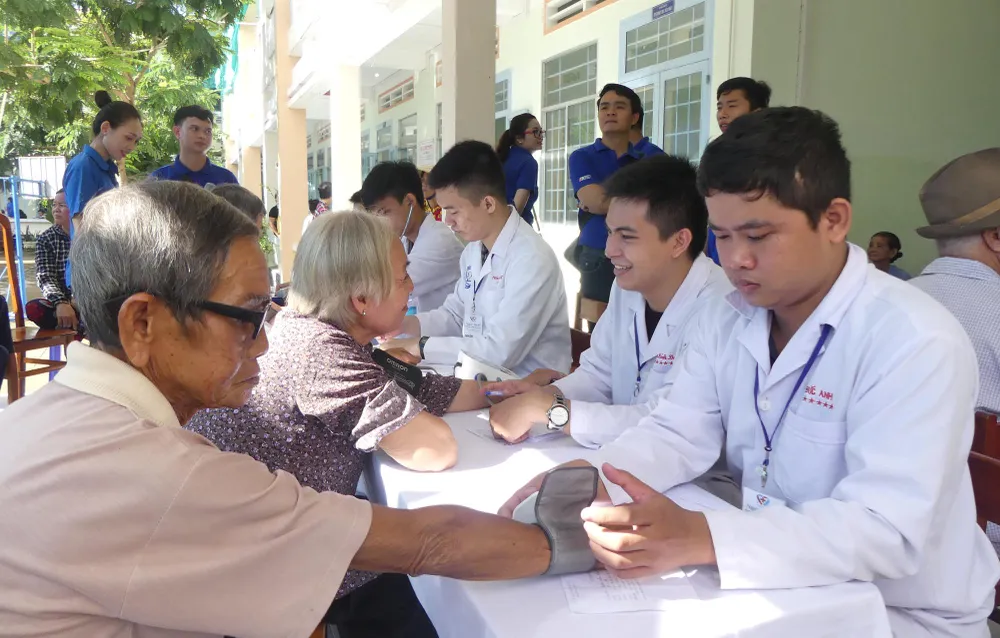    Hoạt động khám bệnh từ thiện tại xã Hòa Tịnh