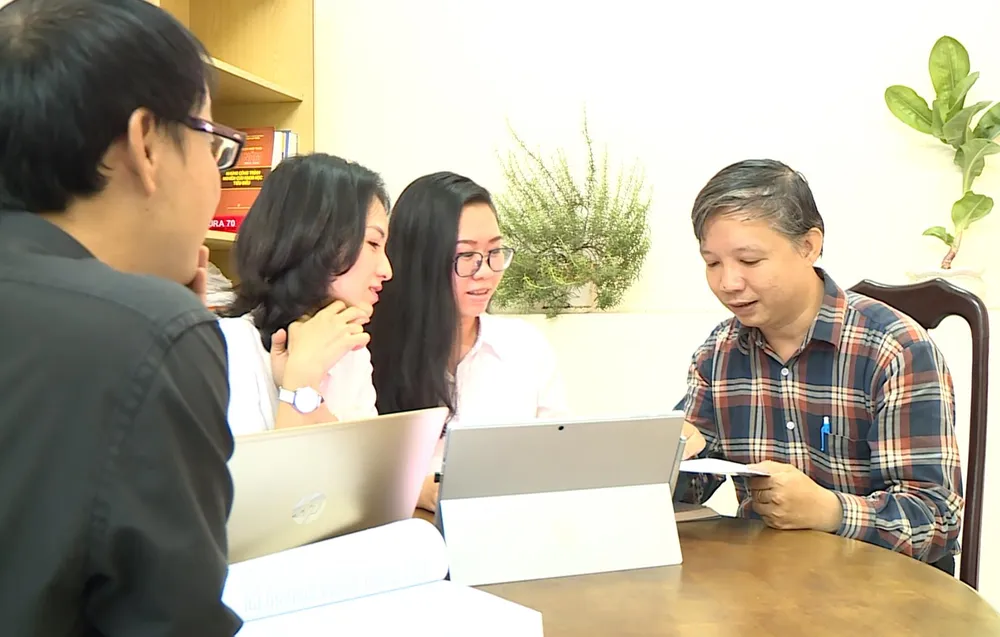 Cán bộ Viện Nghiên cứu phát triển TPHCM trao đổi việc xây dựng  Trung tâm Mô phỏng và dự báo kinh tế - xã hội