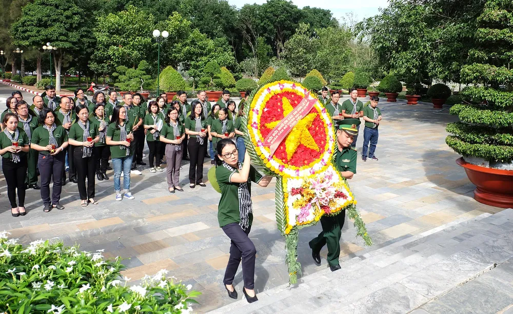 Đi, trở về và cống hiến ảnh 1