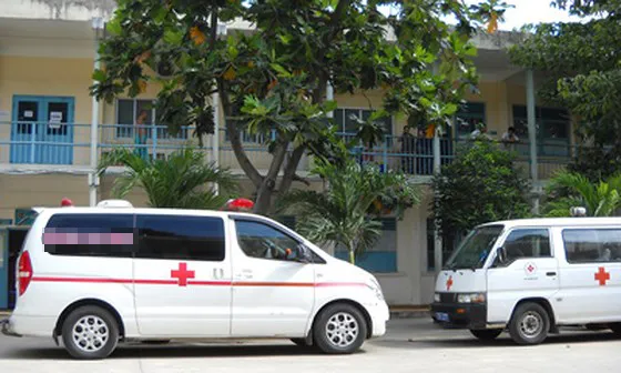 Xe cứu thương lạm dụng quyền ưu tiên ảnh 1