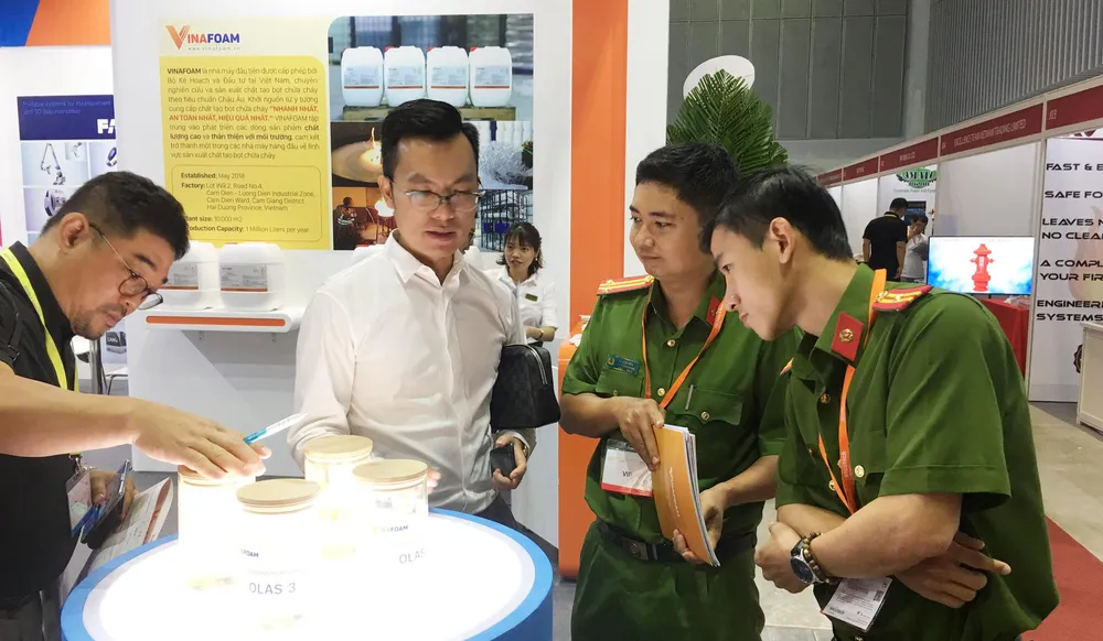 Khai mạc triển lãm Quốc tế về Kỹ thuật và Phương tiện PCCC, cứu nạn, cứu hộ ảnh 1