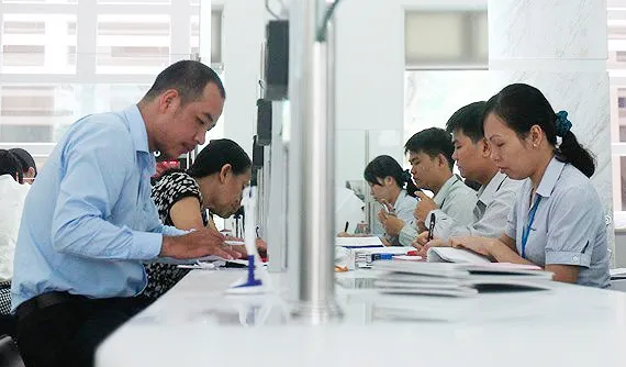 Cán bộ UBND quận 1 TPHCM giải quyết hồ sơ cho người dân