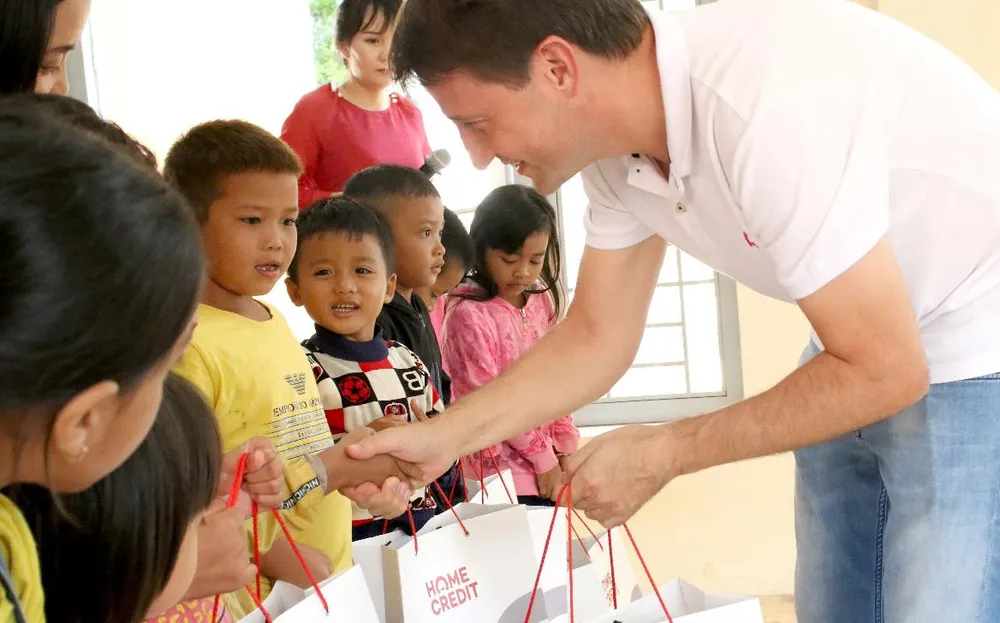 Home Credit Việt Nam trao học bổng và tặng quà học sinh Đắk Lắk ảnh 1