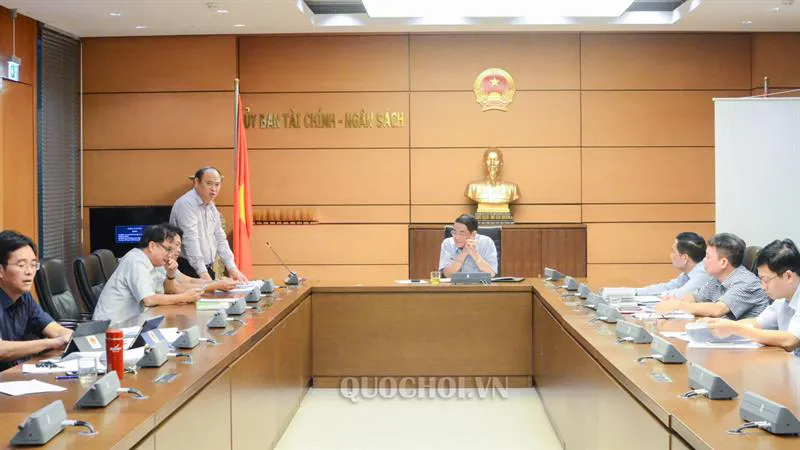   Ủy ban Tài chính - Ngân sách của Quốc hội làm việc về những nội dung giải trình, tiếp thu, chỉnh lý dự thảo Luật. Ảnh: QUOCHOI