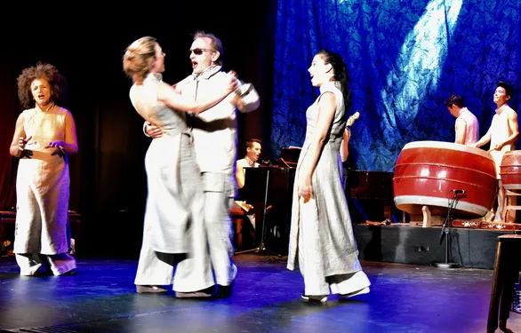 Trang phục của vở diễn được một nhà thiết kế người Pháp thực hiện với chất vải đũi. Ảnh: VIỆN PHÁP