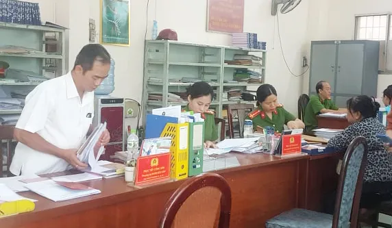 Khó như đi làm thủ tục nhập, tách hộ khẩu ảnh 1
