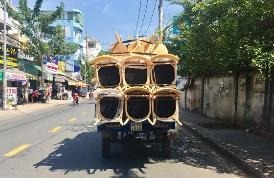 Xe 3 bánh chở hàng hóa cồng kềnh lưu thông trên đường phố TPHCM