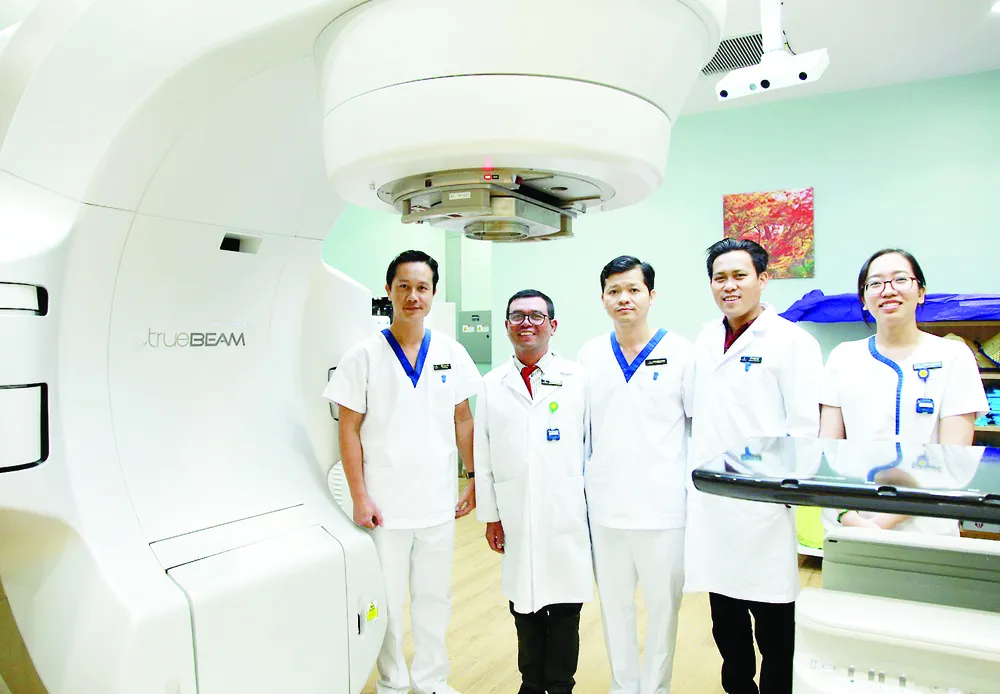 Hệ thống Y tế Vinmec: Tế bào ung thư “bốc hơi” nhờ kỹ thuật xạ trị chuẩn đến từng milimet ảnh 2