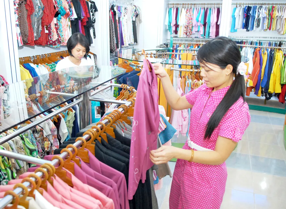 Mua hàng thời trang thương hiệu Việt.  Ảnh: THÀNH TRÍ