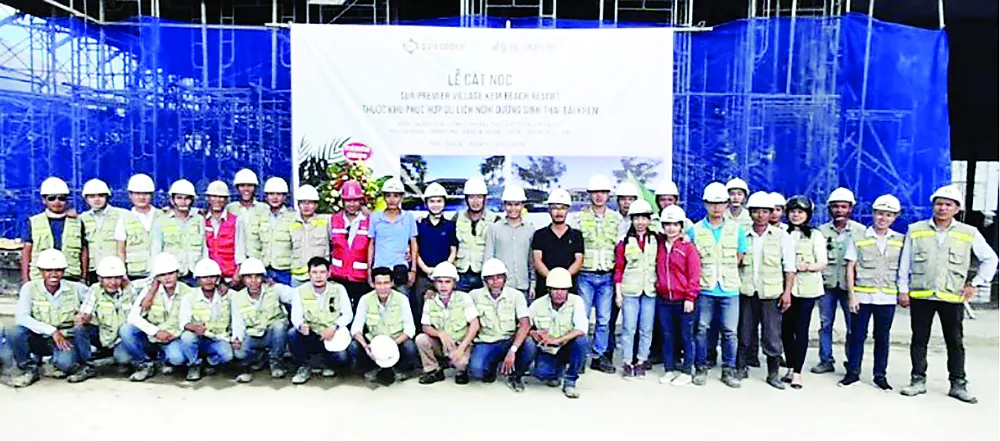 Tập đoàn Xây dựng Hòa Bình tổ chức Lễ cất nóc công trình Sun Premier Village Kem Beach Resort ảnh 1