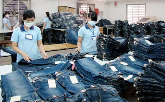 Sản xuất quần jean xuất khẩu. Ảnh: MỸ HẠNH