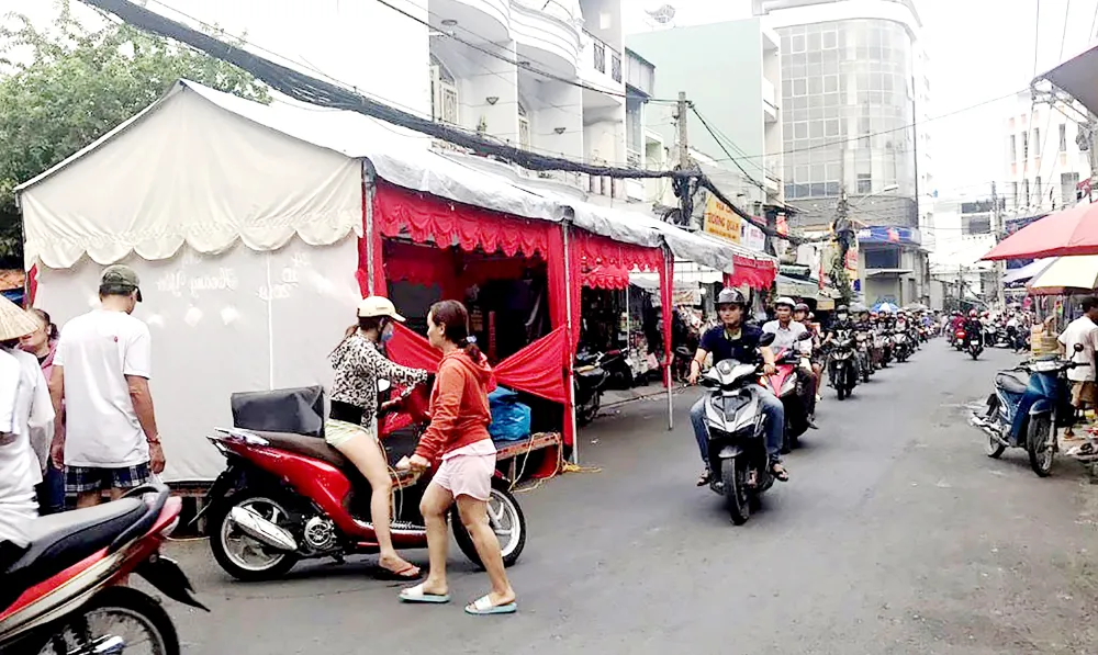 Dựng rạp chiếm đường, hát hò thâu đêm ảnh 1