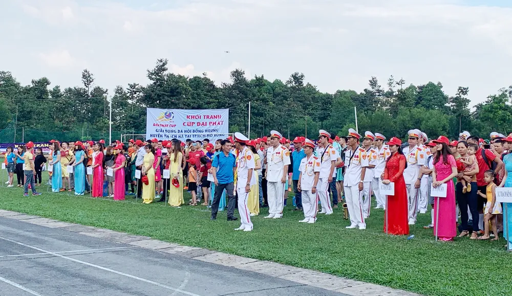 Các đội bóng tham dự lễ khai mạc. Ảnh: BẢO MINH