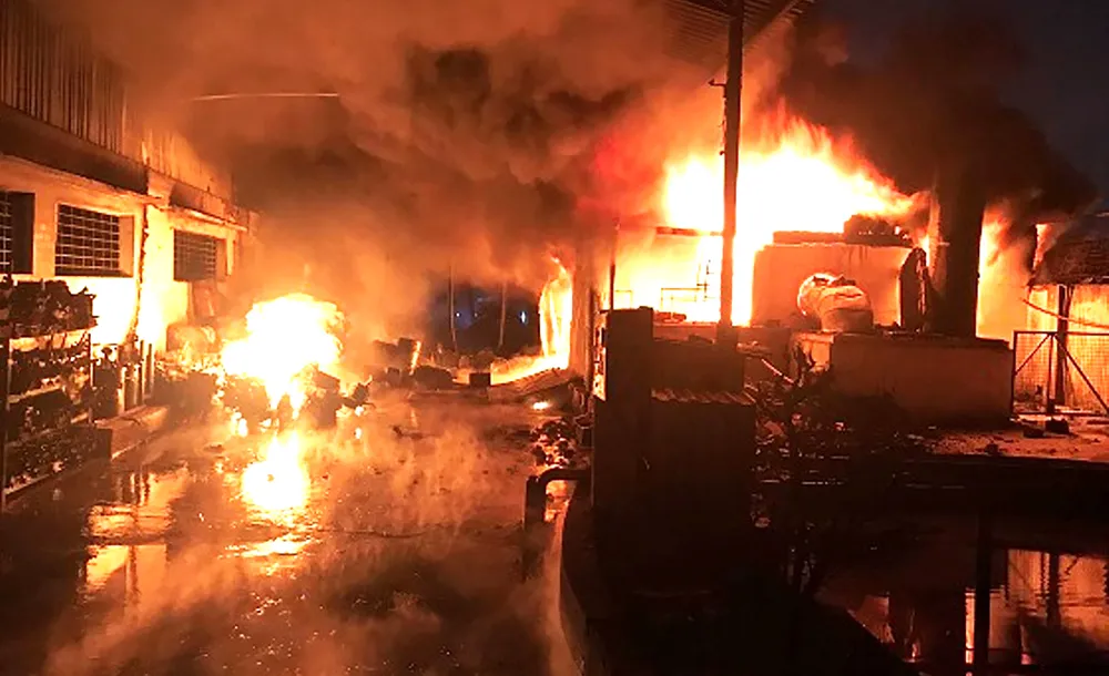 Hiện trường vụ cháy tại Công ty TNHH Thương mại Quốc tế Dragon Up