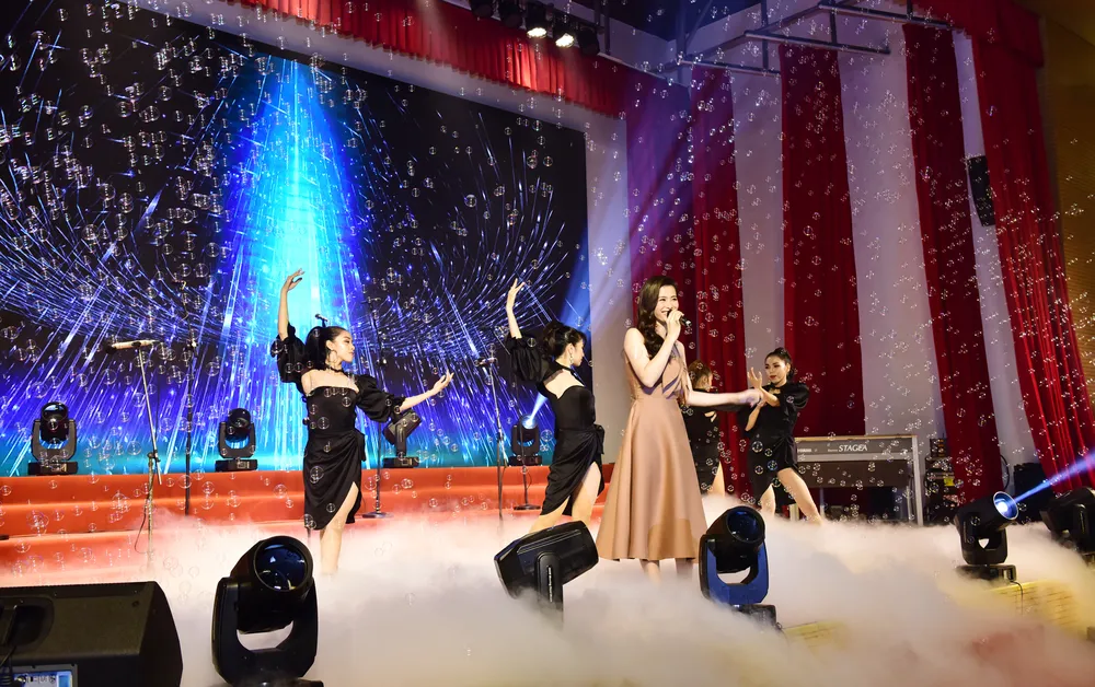 Ấm áp đêm nhạc Giáng sinh NHG “Quà tặng yêu thương” ảnh 3