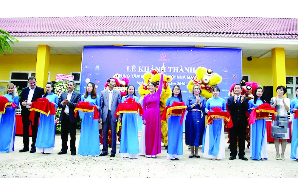 Ông Lê Viết Hải-Chủ tịch HĐQT, Tổng Giám đốc Tập đoàn Xây dựng Hòa Bình (thứ ba từ trái sang)  cắt băng khánh thành Maison Chance Đắk Nông