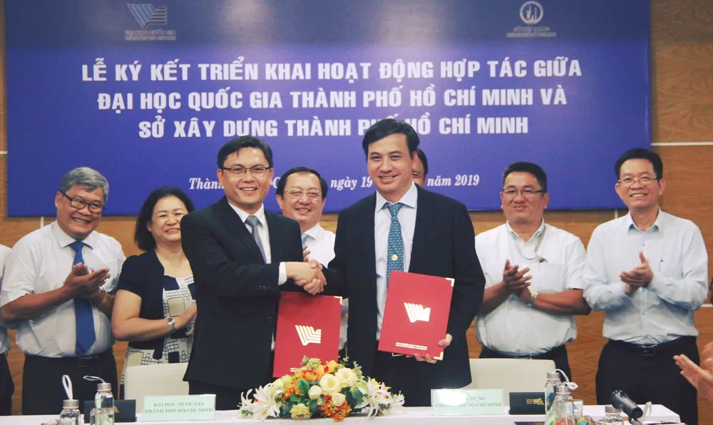 Lãnh đạo Đại học Quốc gia TPHCM và Sở Xây dựng TPHCM tại lễ ký kết. Ảnh: ĐHQGTPHCM