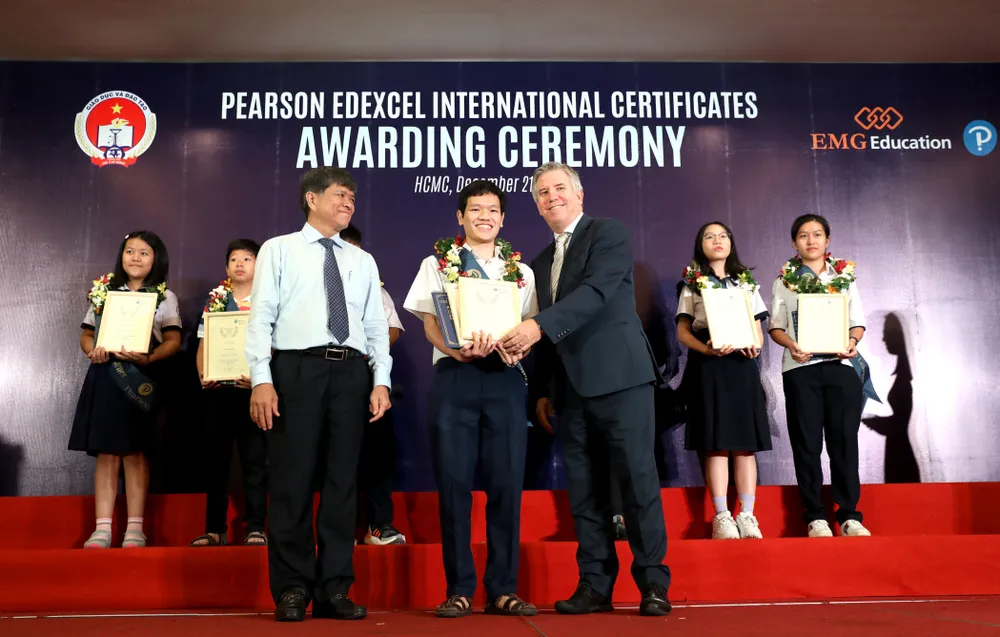 Gần 500 học sinh công lập nhận chứng chỉ quốc tế Pearson Edexcel ảnh 1