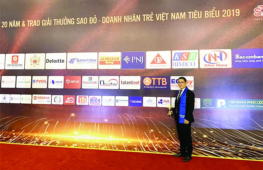 CEO AVA Windows được trao tặng giải thưởng Doanh nhân trẻ Việt Nam tiêu biểu 2019 ảnh 2
