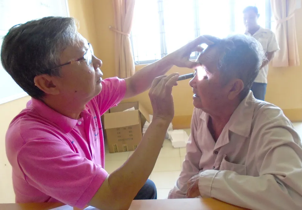 Mang ánh sáng cho người nghèo ảnh 1