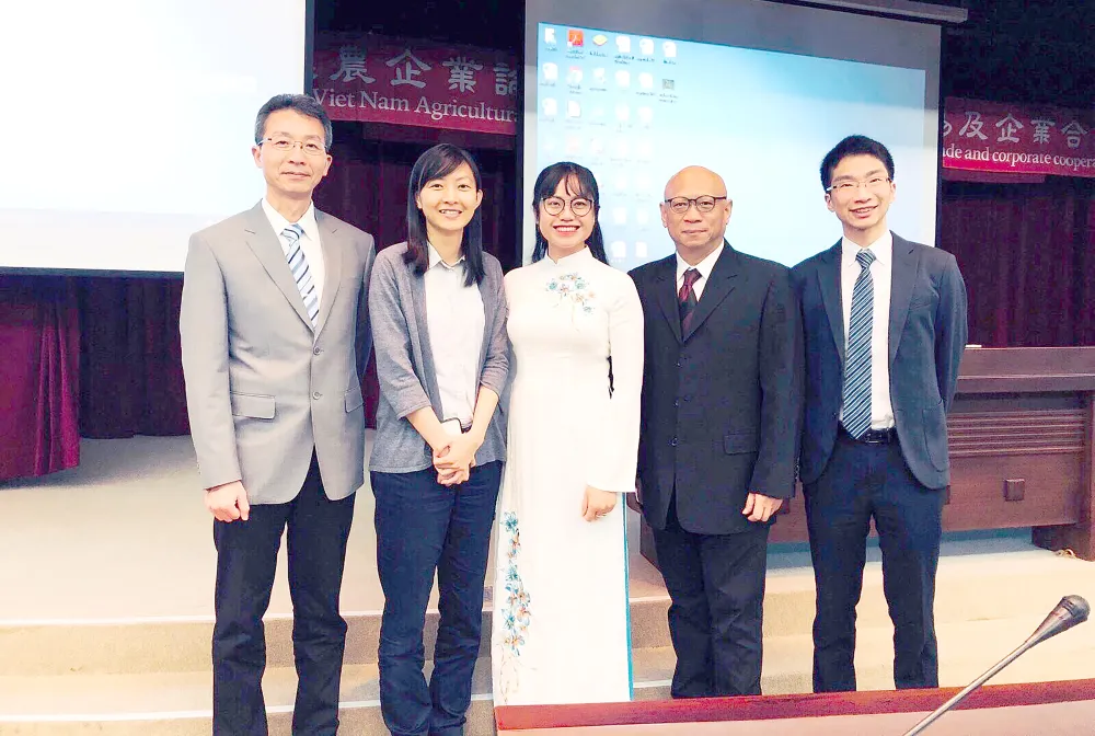 Đại diện SCB, Bà Nguyễn Thị Ngọc Hương - Phó Giám Đốc Khối Doanh Nghiệp  (áo dài), tại diễn đàn