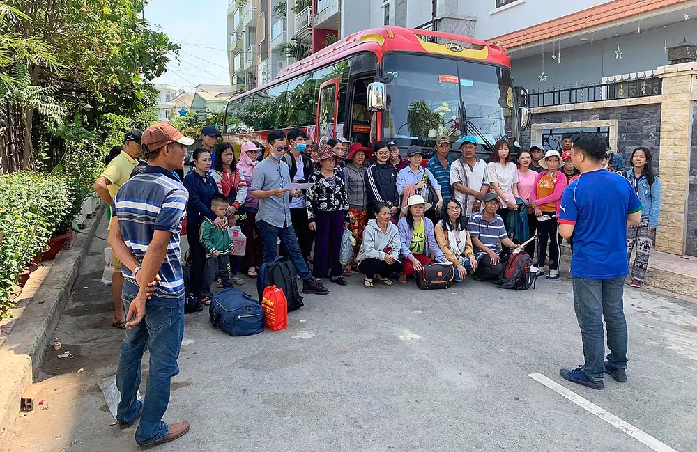 Tổ chức chuyến xe đưa người lao động nghèo về quê ăn tết 