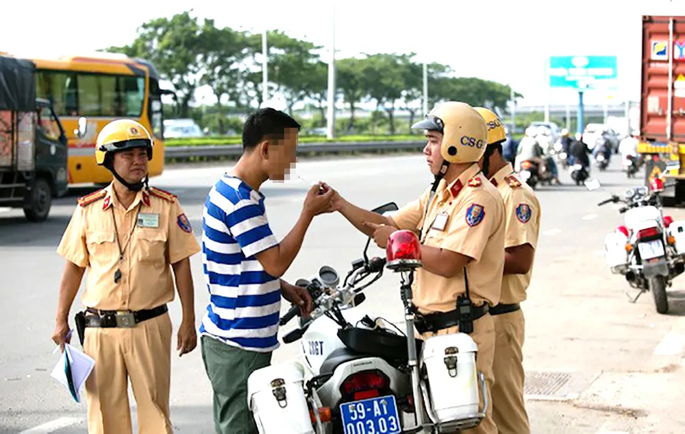 Sau 2 ngày Luật Phòng chống tác hại của rượu, bia có hiệu lực: Vi phạm vẫn phổ biến ảnh 2