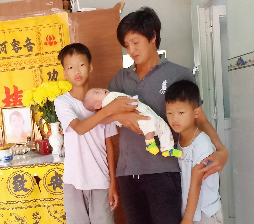 Tình cảnh gian nan của 4 cha con  ảnh 1