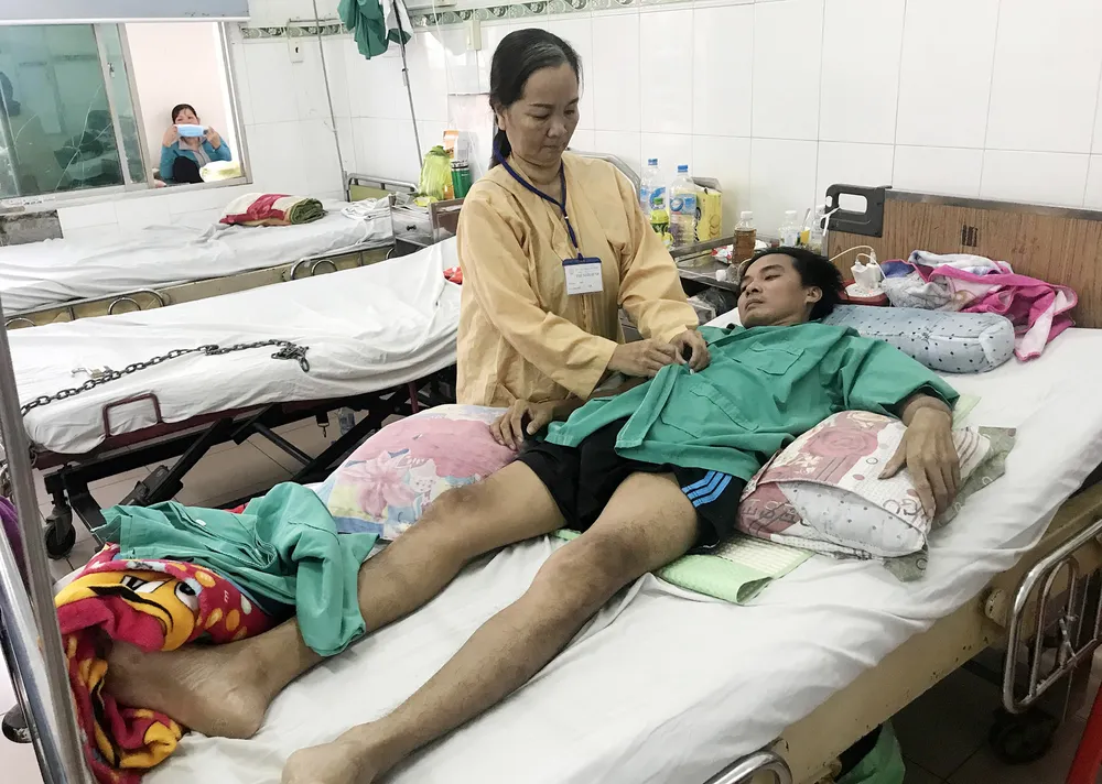 Anh Lê Thế Phương được chẩn đoán là lao cột sống, đang rất cần chi phí để phẫu thuật