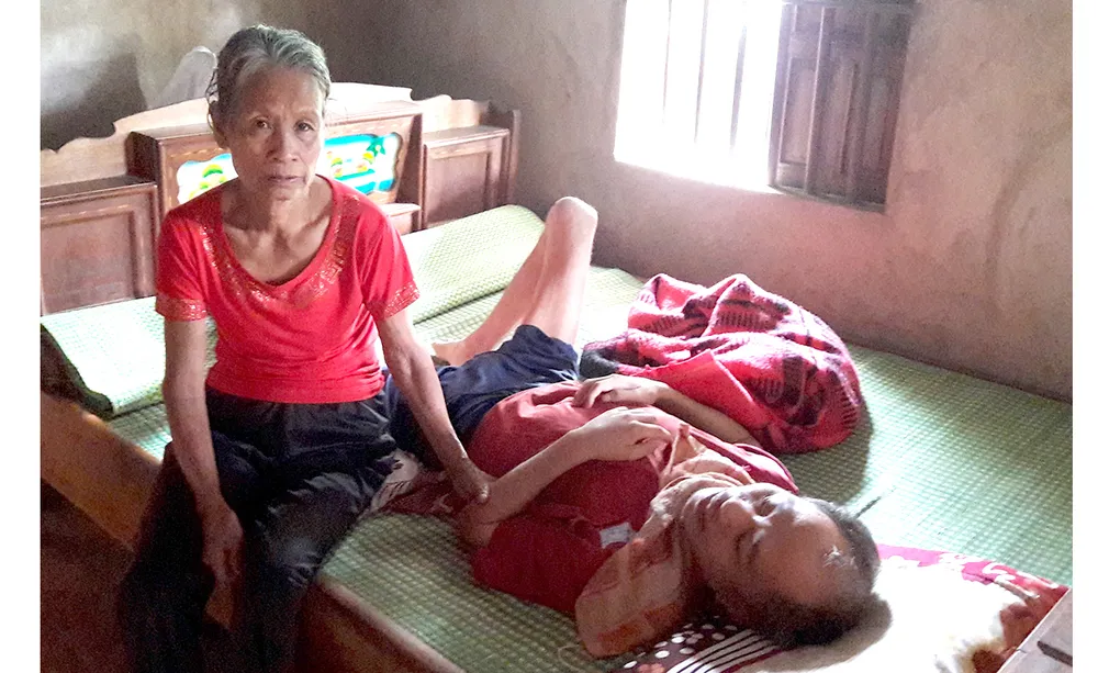 Bệnh tật liệt giường chỉ trông vào cha mẹ già yếu ảnh 1