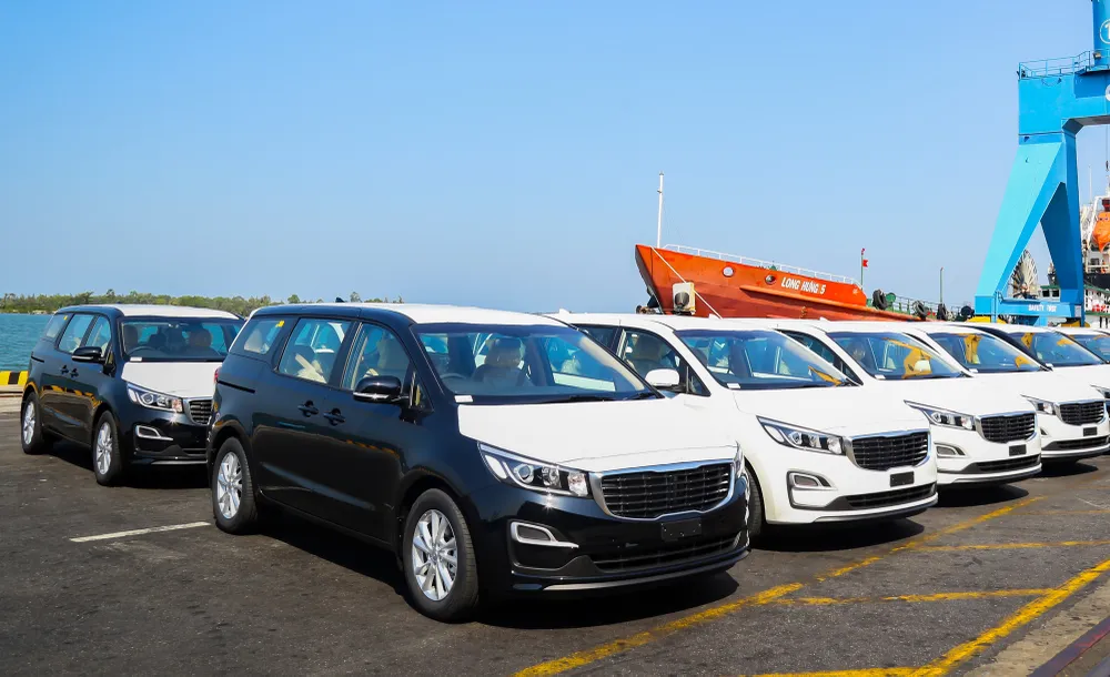 Lô xe Kia Grand Carnival được chuẩn bị đưa vào container tại Khu công nghiệp Thaco Chu Lai (Quảng Nam) để xuất khẩu sang Thái Lan