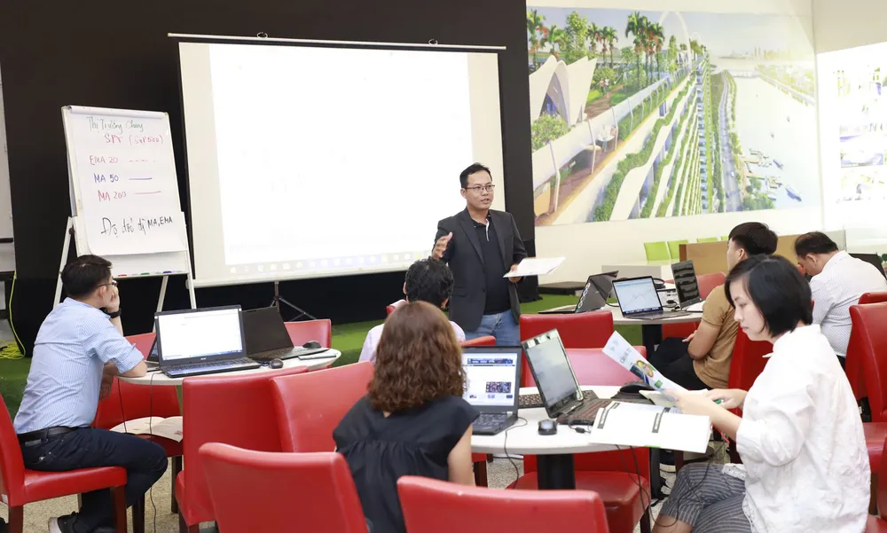 Một buổi học về đầu tư tài chính cá nhân  trên đường Lê Quang Kim (quận 8, TPHCM)