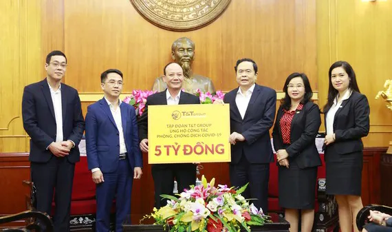 Đại diện Tập đoàn T&T Group trao ủng hộ 5 tỷ đồng cho công tác phòng chống dịch Covid-19