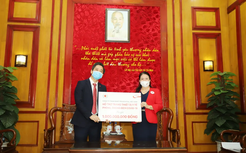   Ông Bùi Quang Nam, Giám đốc cấp cao bộ phận phát triển kinh doanh toàn quốc - kênh đại lý của Prudential, đại diện trao bảng tượng trưng cho PGS.TS. Nguyễn Thị Xuân Thu, Chủ tịch Hội Chữ thập đỏ Việt Nam